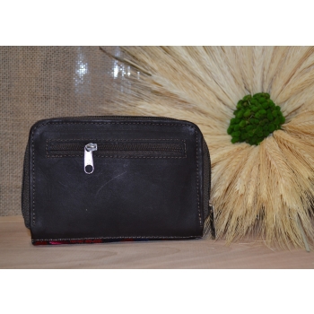 Portmonetka z ciemnobrązowej skóry z kolorowym kwiatowym haftem.